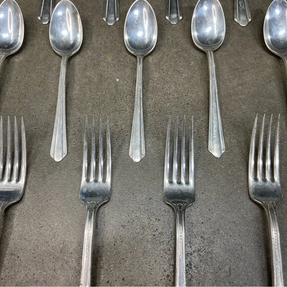Vintage 1939 Holmes & Edwards Silverplate Flatware Set w Case Art Deco - Picture 5 of 11